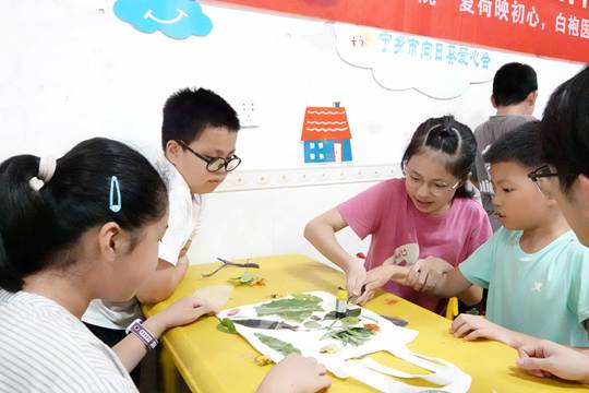 图为孩子们动手体验非遗拓染