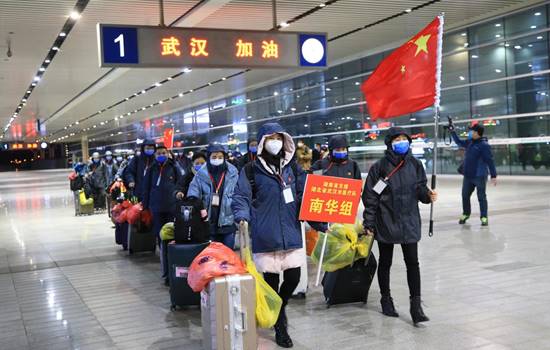 2月15日，长沙南站，湖南省支援湖北省武汉市医疗队的120名队员集结完成启程出发。 (1)